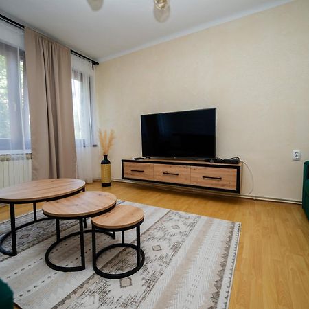Cozy One-Bedroom Apartment Near City Center Szarajevó Kültér fotó